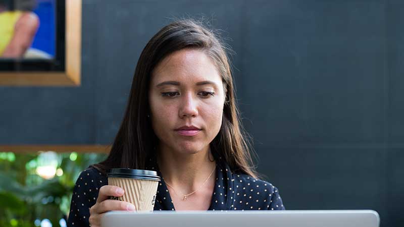 coffee niche ideas - woman using a laptop