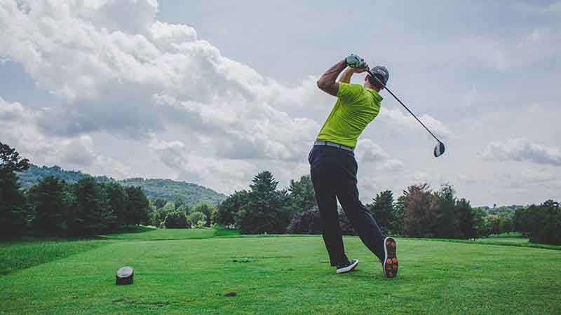 golf affiliate programs - man swinging a golf club